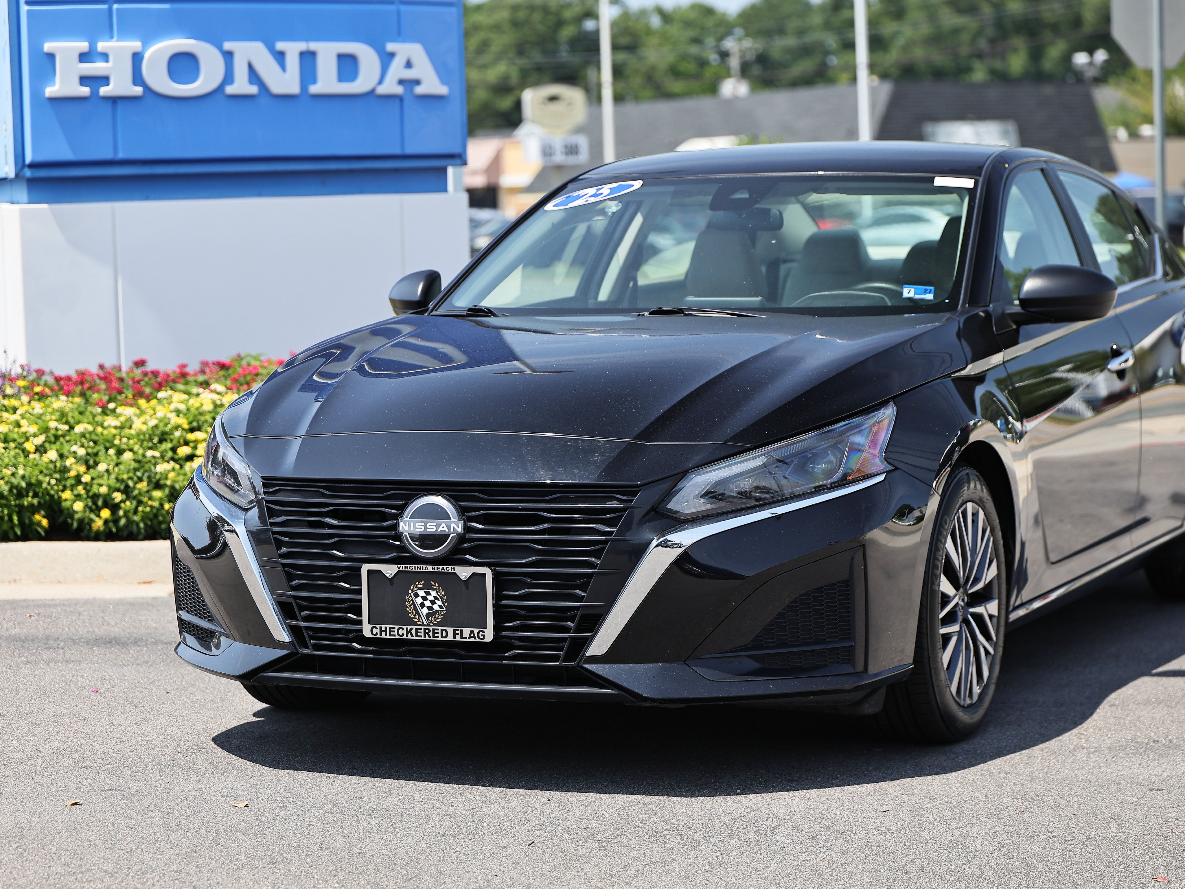 Used 2025 Nissan Altima 2.5 SV FWD image 2