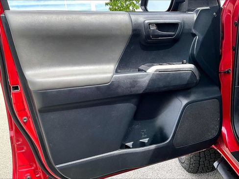 Used 2019 Toyota Tacoma SR5 AWD/4WD image 14