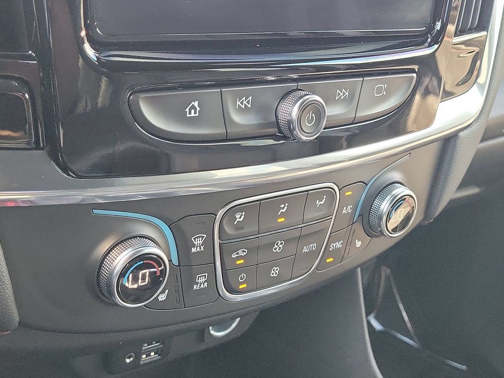 Used 2023 Chevrolet Traverse RS FWD image 17