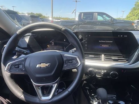 Used 2024 Chevrolet Trax LT w/ Driver Confidence Package FWD image 14