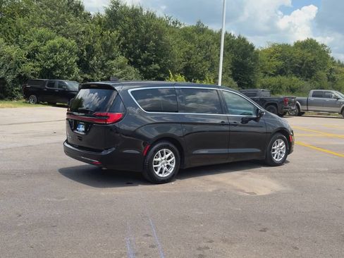 Used 2023 Chrysler Pacifica Touring-L FWD image 9
