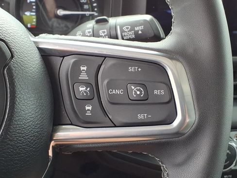 Used 2025 Jeep Wrangler Unlimited Sahara AWD/4WD image 31