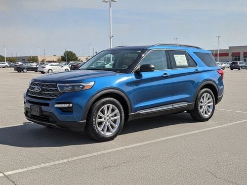 Used 2023 Ford Explorer XLT w/ Equipment Group 202A AWD/4WD image 3