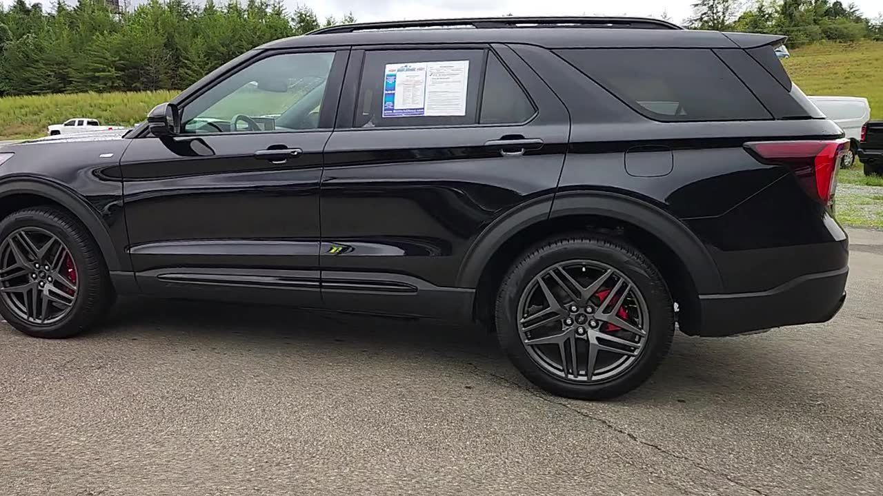 Used 2025 Ford Explorer ST-Line w/ Premium Package AWD/4WD image 2