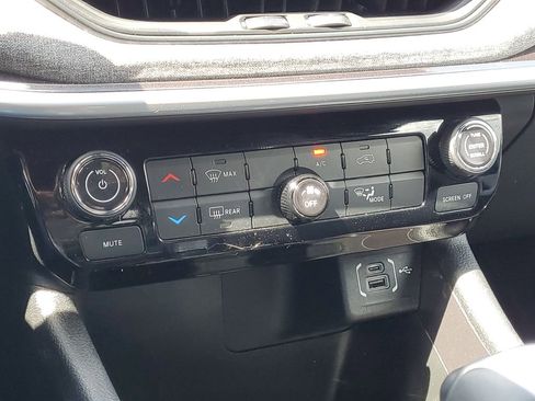 Used 2023 Jeep Compass Latitude image 25