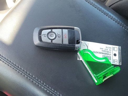 Used 2021 Ford Explorer XLT image 29