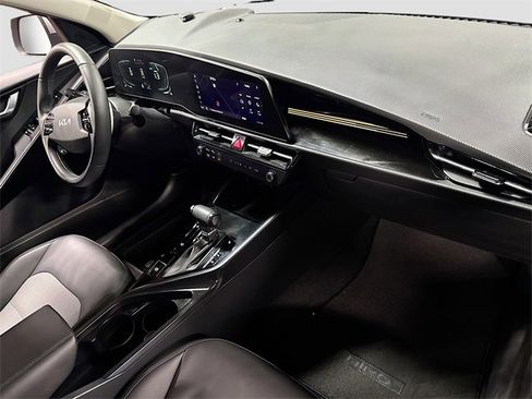 Used 2023 Kia Niro EX image 29