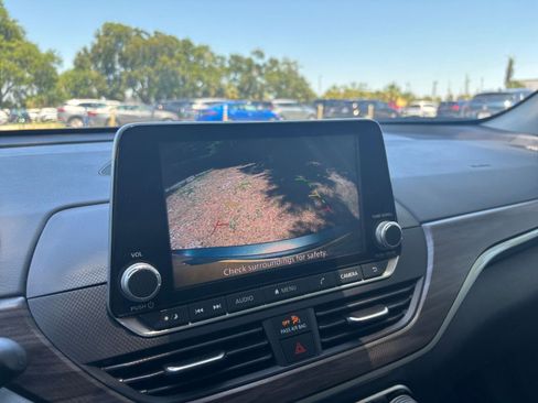 Used 2025 Nissan Altima 2.5 SV FWD image 24
