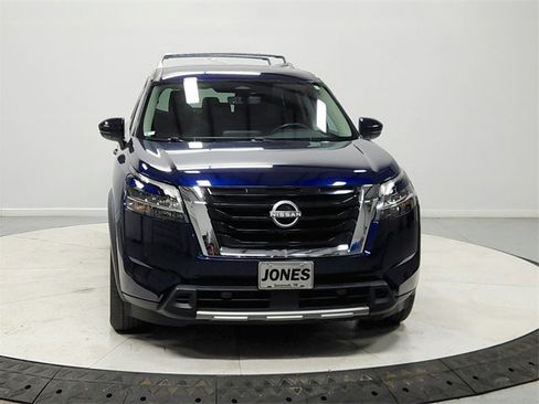 Used 2023 Nissan Pathfinder SL image 2