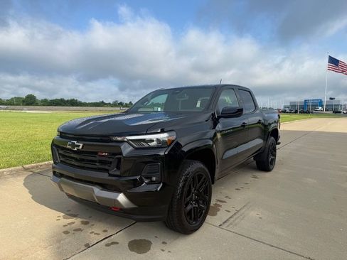 Used 2025 Chevrolet Colorado Z71 w/ Technology Package AWD/4WD image 8