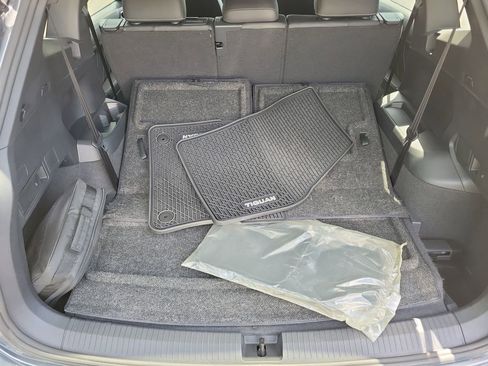 Used 2023 Volkswagen Tiguan SE R-Line image 9