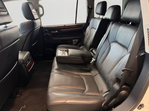 Used 2019 Lexus LX 570 4WD w/ Luxury Package image 12