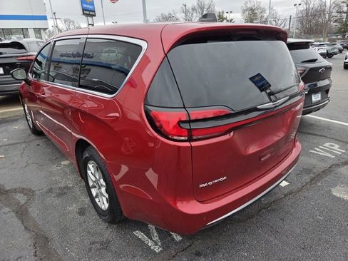Used 2025 Chrysler Pacifica Select image 6