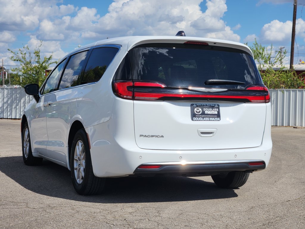 Used 2024 Chrysler Pacifica Touring-L FWD image 5