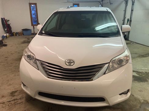 Used 2014 Toyota Sienna XLE image 2
