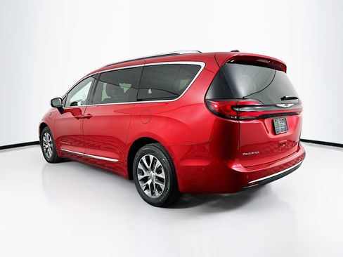 Used 2025 Chrysler Pacifica Pinnacle image 5
