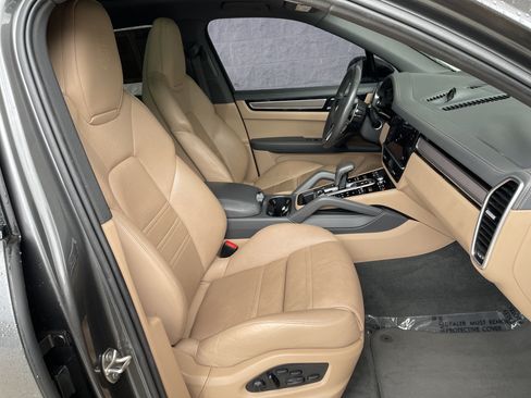 Used 2023 Porsche Cayenne AWD/4WD image 32
