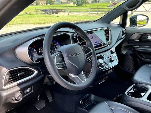 Used 2025 Chrysler Pacifica Select FWD image 12