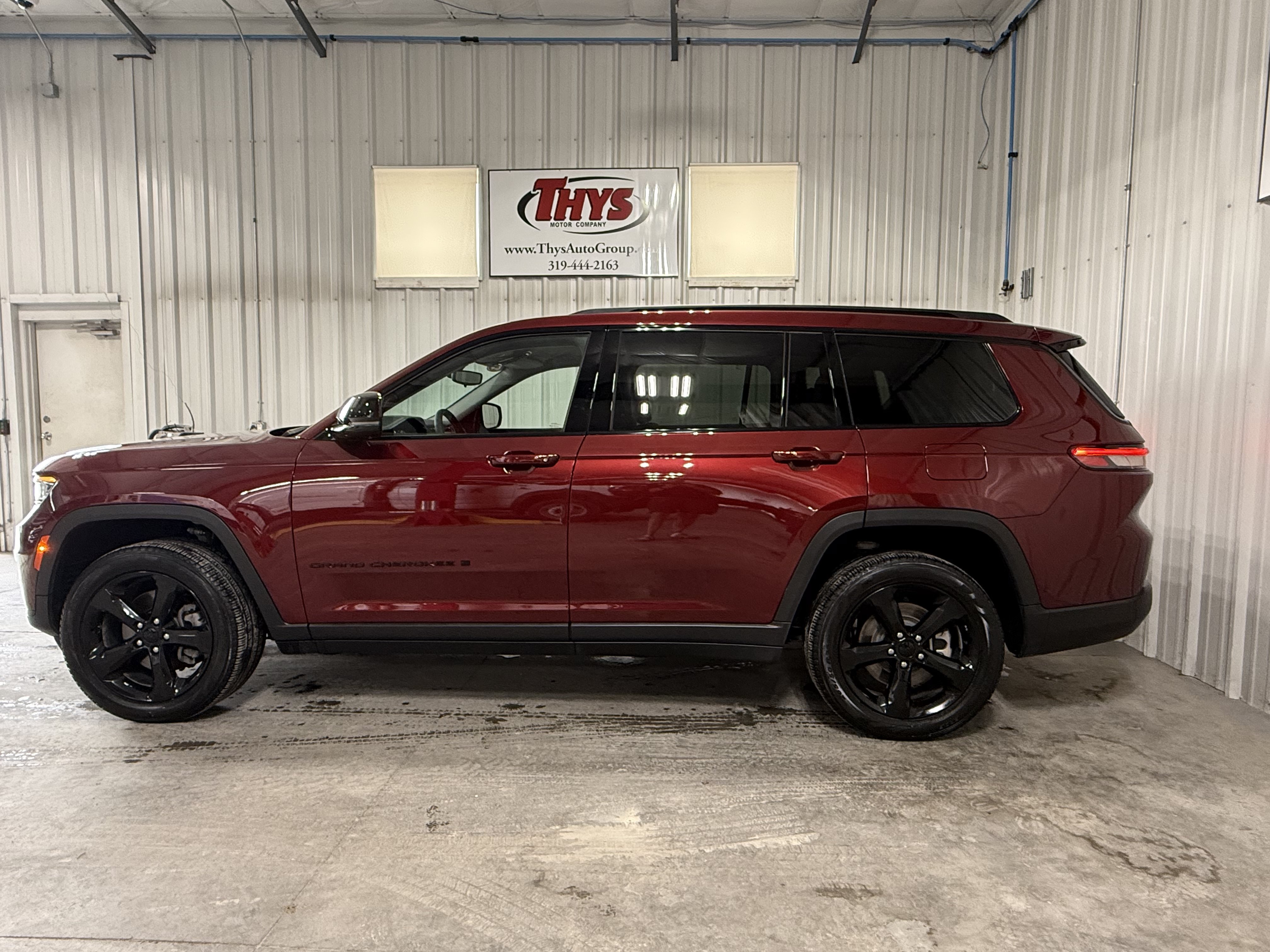 Used 2023 Jeep Grand Cherokee L Limited w/ Black Appearance Package AWD/4WD image 17