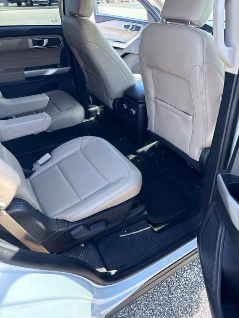 Used 2022 Ford Explorer XLT w/ Equipment Group 202A AWD/4WD image 18