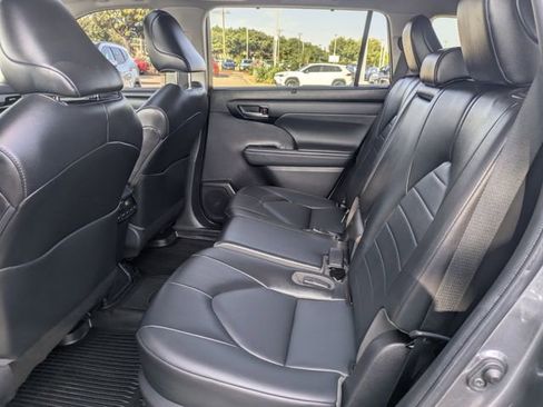 Used 2022 Toyota Highlander XLE image 28