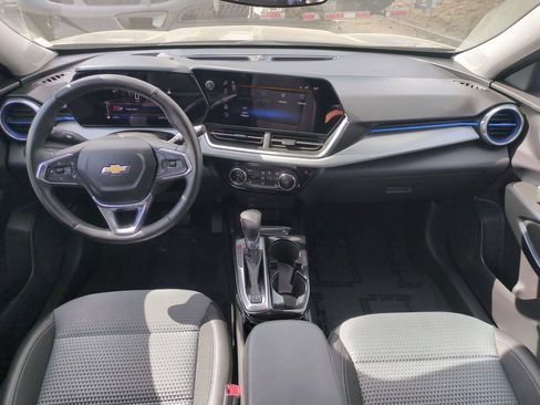 Used 2025 Chevrolet Trax LT w/ LT Convenience Package FWD image 25