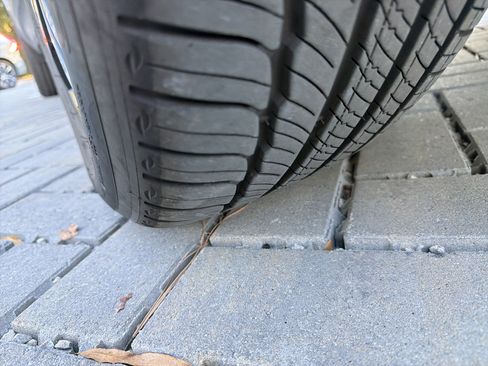 Certified 2025 Volvo XC40 B5 Core image 12