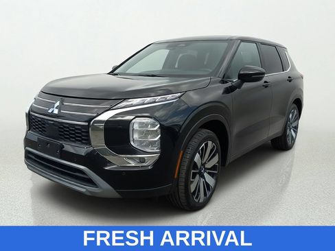 Used 2025 Mitsubishi Outlander SE AWD/4WD image 3