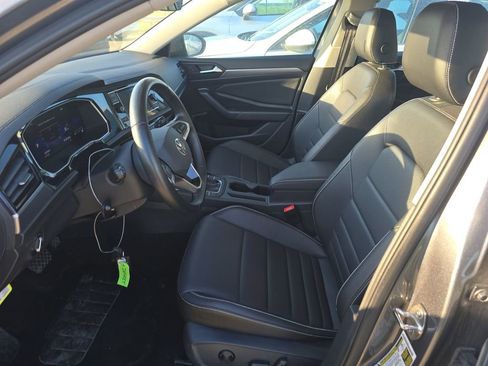 Used 2024 Volkswagen Jetta SE FWD image 2