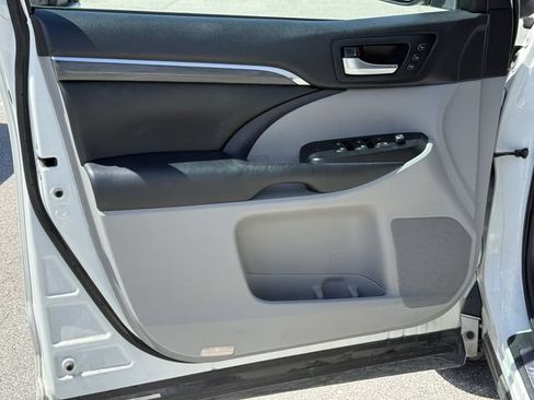 Used 2018 Toyota Highlander Limited FWD image 32