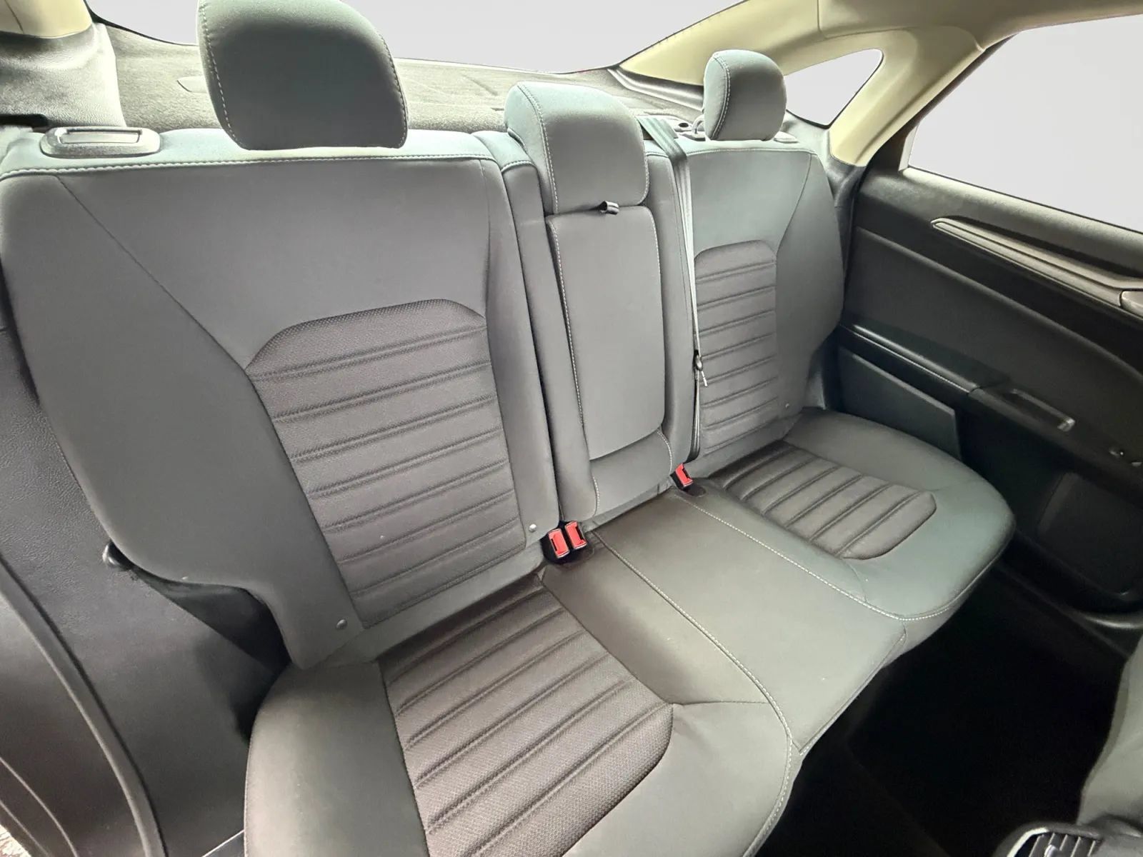 Used 2018 Ford Fusion SE w/ Fusion SE Technology Package FWD image 18