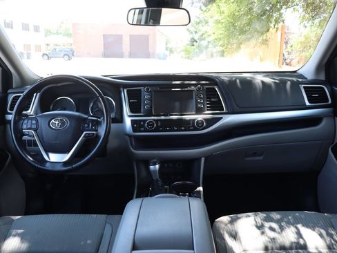 Used 2018 Toyota Highlander Plus AWD/4WD image 16