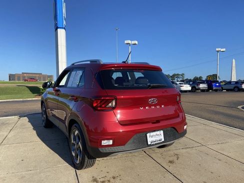 Used 2025 Hyundai Venue SEL FWD image 9