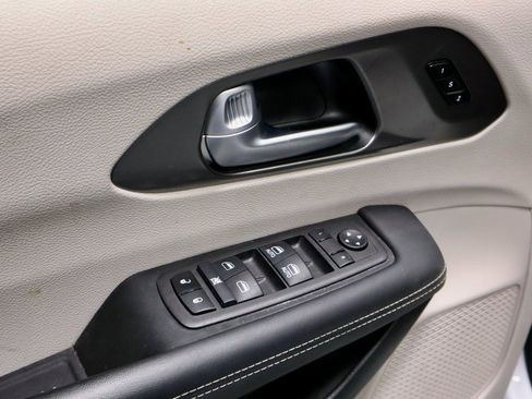 Used 2024 Chrysler Pacifica Touring-L image 23