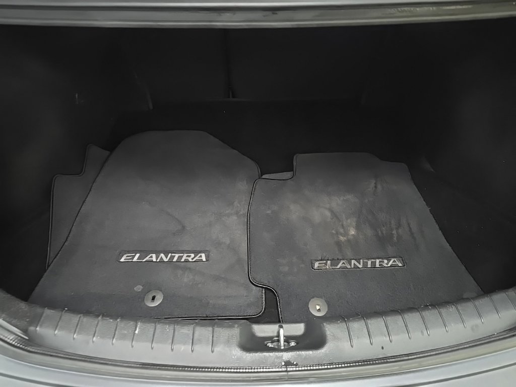 Used 2018 Hyundai Elantra SE FWD image 11