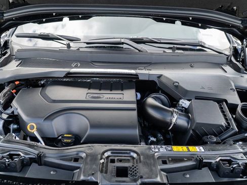 Certified 2025 Land Rover Discovery Sport Dynamic SE AWD/4WD image 30