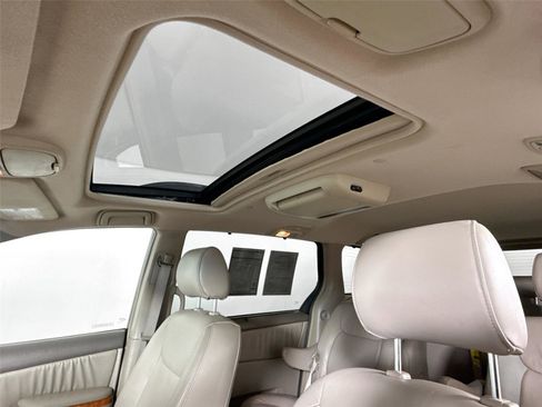 Used 2008 Toyota Sienna XLE image 6