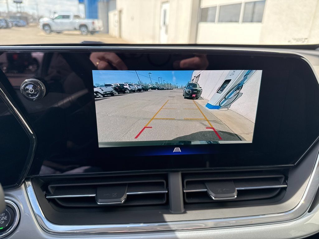 Used 2025 Chevrolet Trax LT FWD image 18