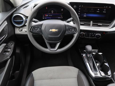 Used 2025 Chevrolet Trax LT FWD image 23