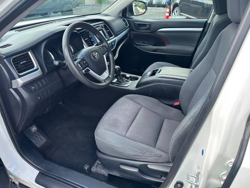 Used 2019 Toyota Highlander LE FWD image 8