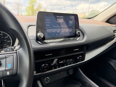 Used 2023 Nissan Rogue SV image 16