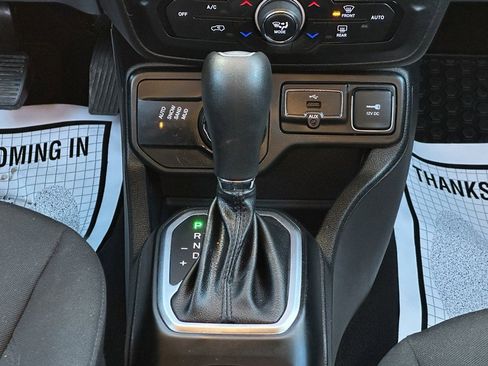 Used 2018 Jeep Renegade Latitude w/ Cold Weather Group image 16