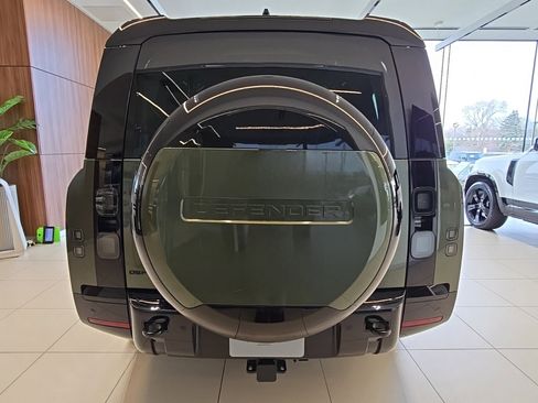 New 2026 Land Rover Defender 130 X-Dynamic SE image 4