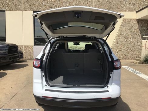 Used 2017 Chevrolet Traverse LT image 16