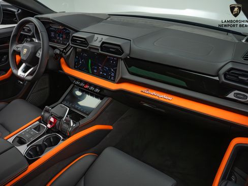 Used 2025 Lamborghini Urus SE image 19