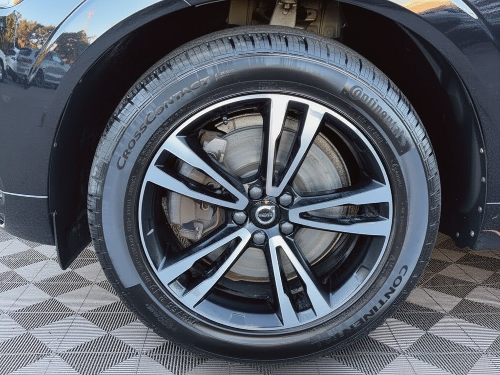 Used 2020 Volvo XC60 T6 Momentum w/ Protection Package AWD/4WD image 13