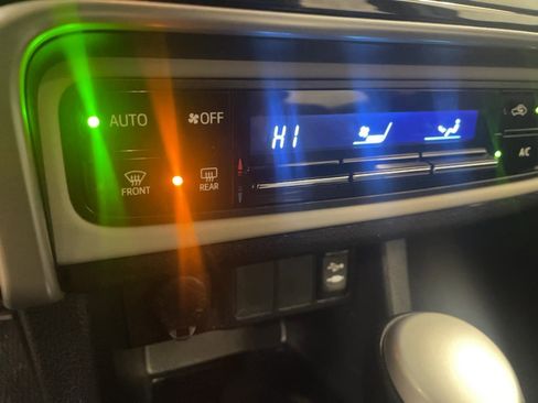 Used 2017 Toyota Corolla LE image 9