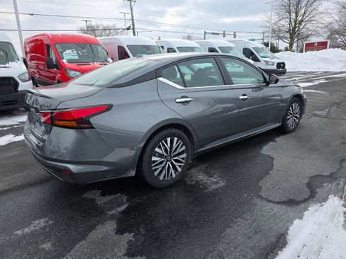 Used 2024 Nissan Altima 2.5 SV image 5