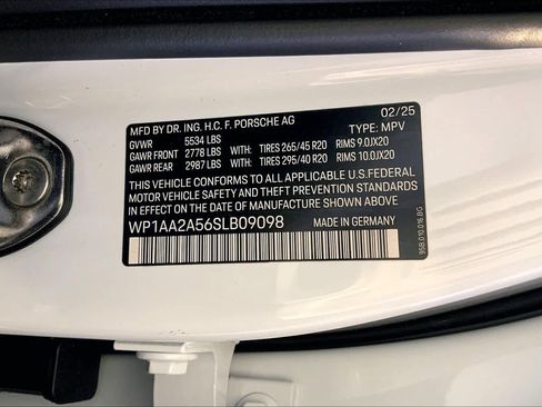 Used 2025 Porsche Macan image 36