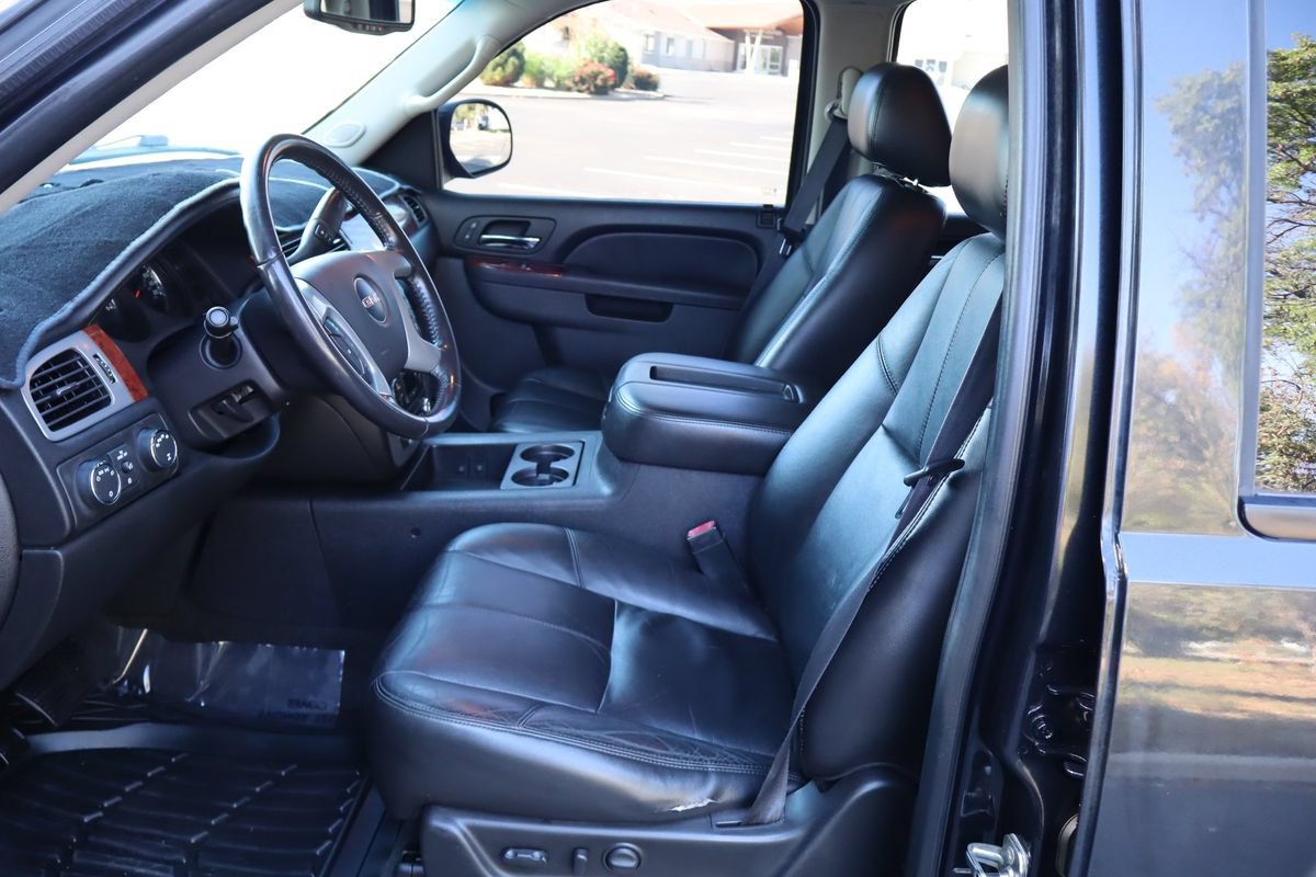 Used 2011 GMC Yukon SLT w/ SLT-2 Equipment Package AWD/4WD image 19
